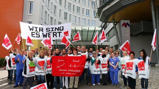 Gewerkschaft: Die Gewinne steigen und die Gehälter stagnieren. Die Belegschaft des Dachauer Klinikums demonstriert.