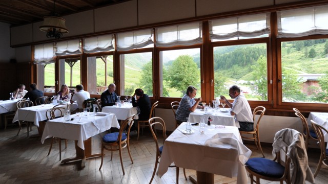 Berghotel im Schweizer Engadin: Mit Blick auf einen Bauernhof: der Speisesaal