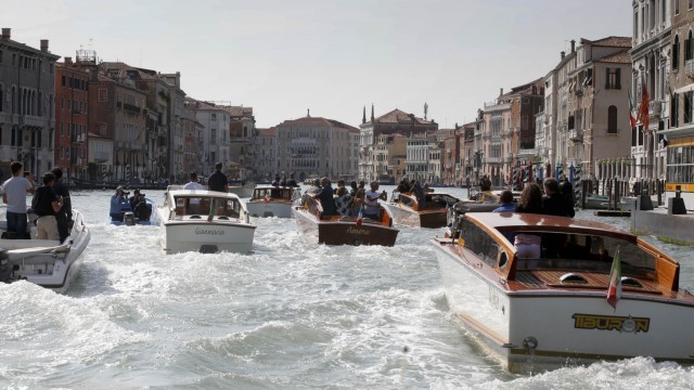 Hochzeit von George Clooney und Amal Alamuddin: Die Hochzeitsgesellschaft reist an: Wassertaxis mit Hollywood-Prominenz auf dem Canal Grande in Venedig.