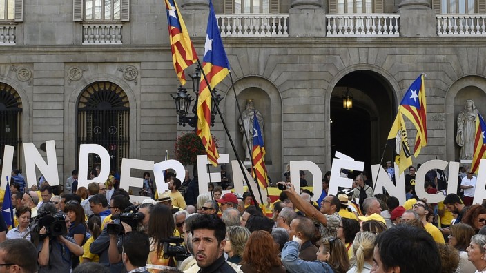 Föderalismus statt Abspaltung: "Independencia": Tausende Katalanen demonstrieren - wie hier in Barcelona - für Unabhängigkeit. Doch eine Abspaltung könnte Europa ins Chaos stürzen.