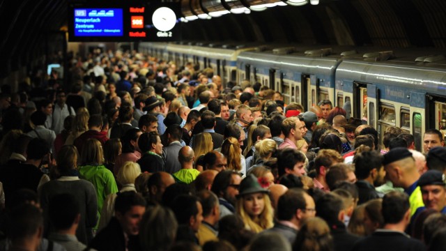 U-Bahn Theresenwiese auf dem Oktoberfest: Während der Wiesn herrscht Ausnahmezustand: Mehr als die Hälfte der sechs Millionen Besucher nutzt die öffentlichen Verkehrsmittel.