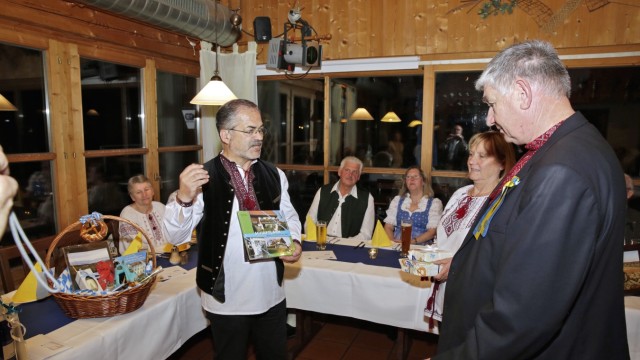 Besuch: Bürgermeister Matthias Ruhdorfer (links) und Maria Reitinger (Mitte) überreichen Bogdan Ukrainez die Schäftlarner Geschenke.