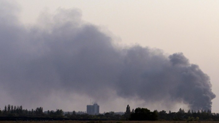 Krieg in der Ukraine: Rauch steigt nahe des Flughafens Donezk in den Himmel.