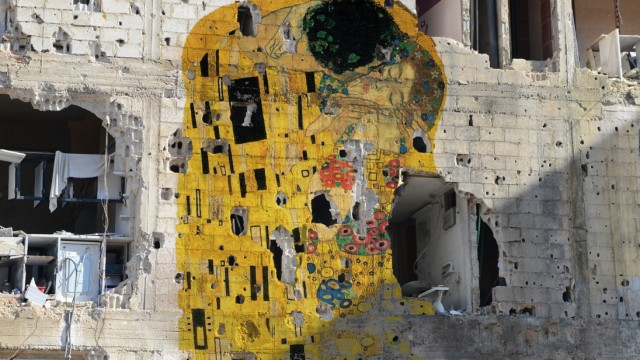 Literatur und Kunst aus Syrien: "Syrian Museum" von Tammam Azzam: Klimts Kuss auf einer verwüsteten Fassade.