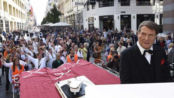 'Bathrobe-Streetparade' in honor of Udo Juergens in Vienna
