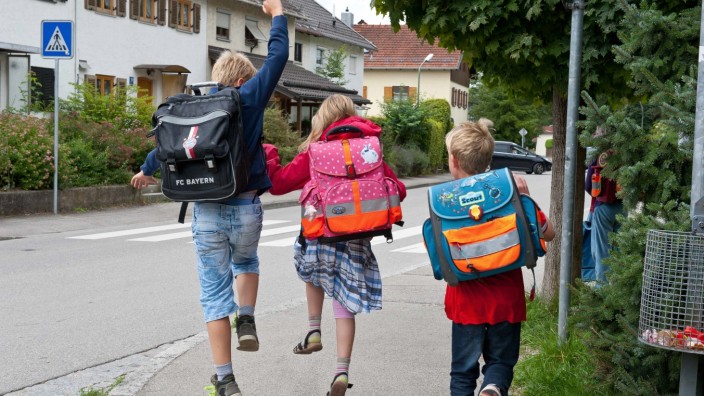 Übergewichtige Kinder: Sport beginnt mit dem Schulweg: Viele Kinder werden von den Eltern in die Schule gefahren, obwohl sie auch zu Fuß gehen könnten.