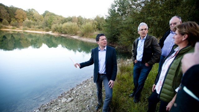 Wegen Eisenstangen im Wasser: "Der See ist gefährlich", erklärt Andrea Kern (r.) dem Landtagsabgeordneten Florian von Brunn (l.) und dem Petenten Roland Ernst (Mitte).