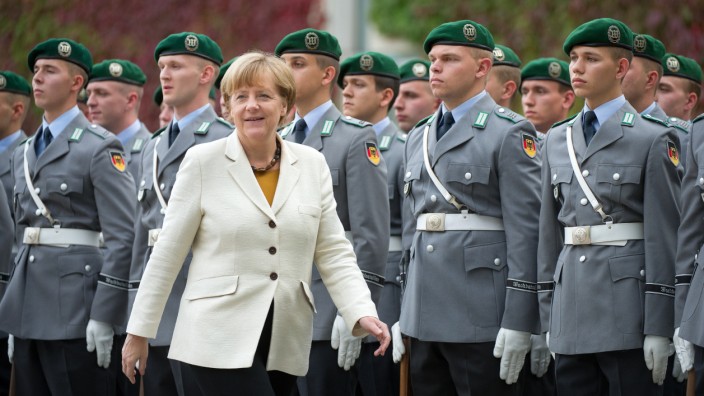 Merkel vor Ehrenformation des Bundeswehr