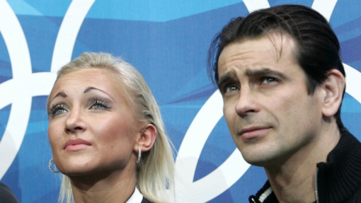 Szolkowy, Savchenko and coach Steuer from Germany await score during figure skating Pairs Short Program at Torino 2006 Winter Olympic Games in Turin