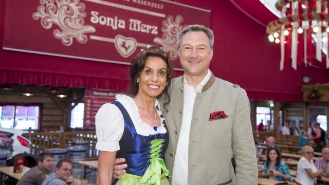 Wiesn und Wasen im Vergleich: Sonja Merz und Eric Pölzl sind so etwas wie die Promi-Wirte auf dem Wasen.