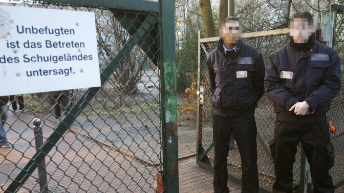 Privater Sicherheitsdienst vor Berliner Schulen