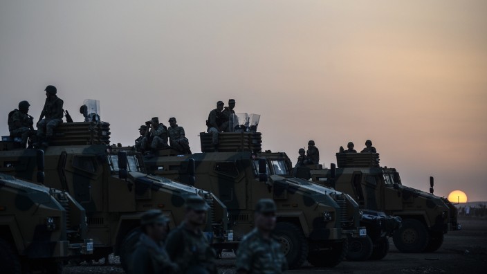 Möglicher Einsatz gegen den IS: Bereits zum Eingreifen? Türkische Truppen nahe der syrischen Grenze.