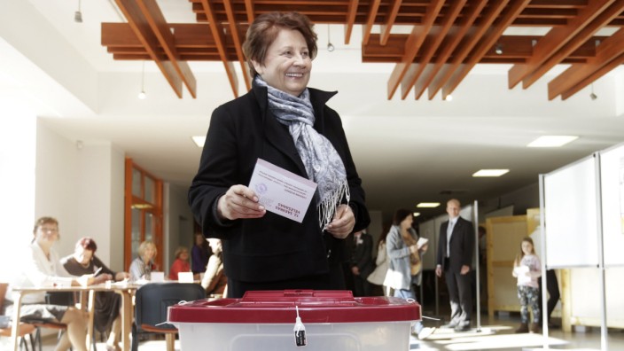Lettlands Ministerpräsidentin Laimdota Straujuma gibt bei der Parlamentswahl in Lettland ihre Stimme ab.