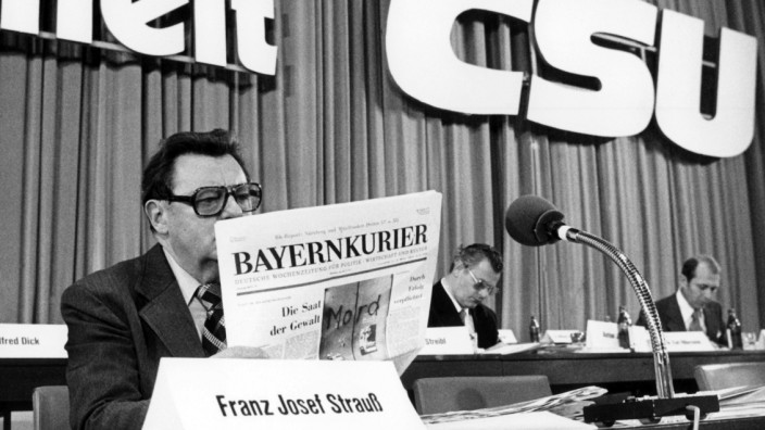 Franz Josef Strauß liest den Bayernkurier