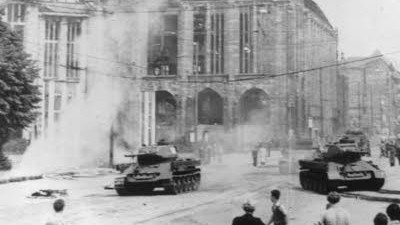 17. Juni 1953: Sowjetische Panzer rollen durch die Straßen Ost-Berlins, um den Aufstand in der DDR niederzuschlagen.