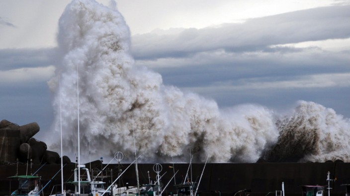 Japan: Hohe Wellen an einem Hafen in Kihou. Auch über Tokio fegte der Taifun hinweg.