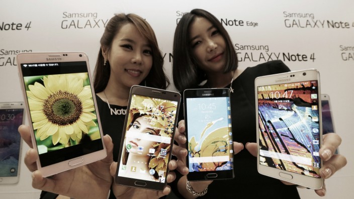 Konkurrenzkampf der Smartphone-Hersteller: Mit seinen Smartphone- und Tablet-Modellen gerät Samsung zunehmend zwischen die günstige Konkurrenz aus China und den Hochpreis-Primus Apple. Das bringt die Margen unter Druck.