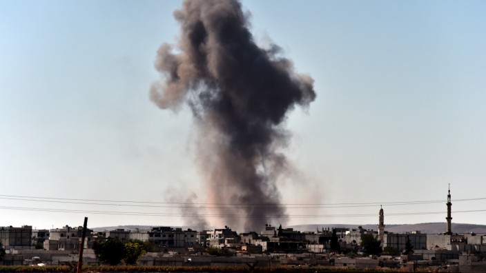 Terrormiliz "Islamischer Staat": Nach einem Luftangriff der von den USA geführten Allianz gegen die Terroristen des IS steigt bei Kobanê Rauch auf.