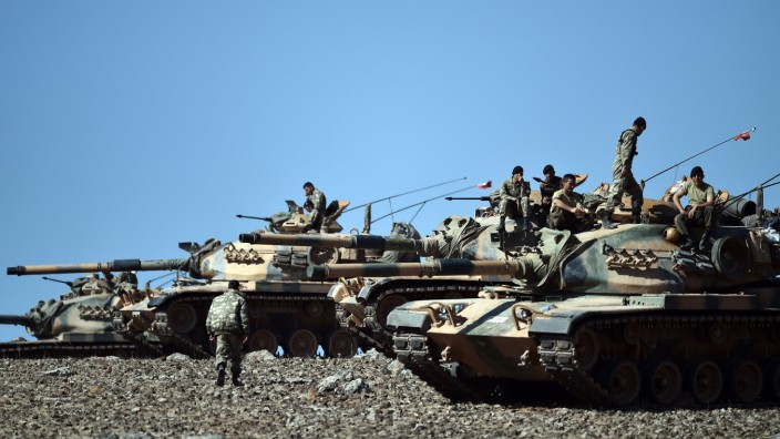 Kampf um Kobanê: Bislang noch untätig: türkische Panzer an der syrischen Grenze unweit von Kobanê