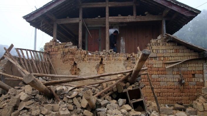 China: Ein Bewohner vor seinem zerstörten Haus in der Stadt Pu'er im Südwesten Chinas.