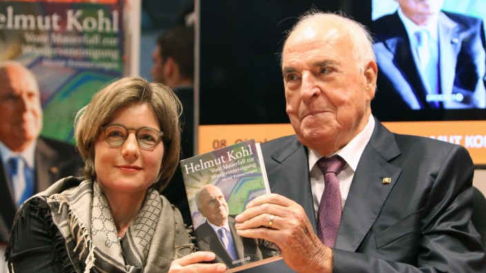 Altkanzler auf Frankfurter Buchmesse: Helmut Kohl und seine Frau Maike auf der Frankfurter Buchmesse.