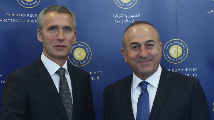 Kampf um Grenzstadt Kobanê: Nato-Generalsekretär Jens Stoltenberg beim Treffen mit dem türkischen Außenminister Mevlüt Çavuşoğlu.