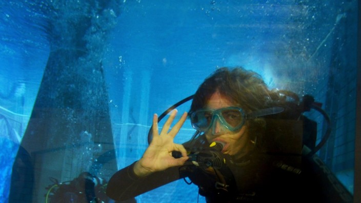 Tauchkurs an ungewöhnlichem Ort: Alles in Ordnung: Unter Wasser verständigen sich Taucher mit Handzeichen.