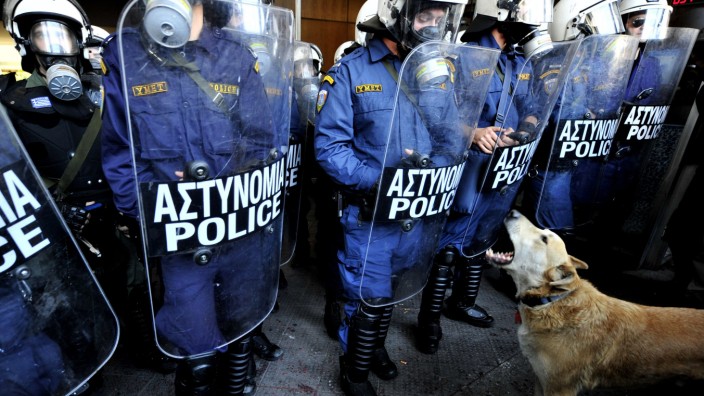 Berühmter Hund aus Griechenland: Loukanikos - zu deutsch: Würstchen - heißt der Hund, der während der Euro-Krise auf vielen Demonstrationen zu sehen war. (hier ein Archivbild aus dem Jahr 2010)
