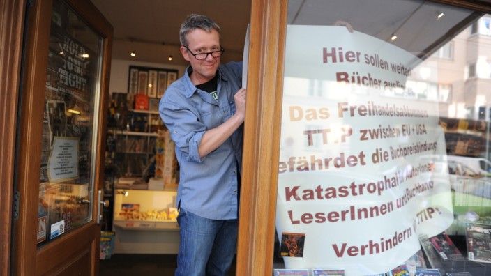 Protestaktion gegen TTIP: Protest gegen TTIP: Comic-Buchhändler Peter Zemann macht mit.