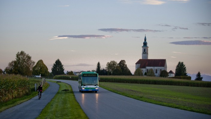 Mobilität im Landkreis: Wer im Landkreis mit dem Bus unterwegs ist, muss oft viel Geduld mitbringen.