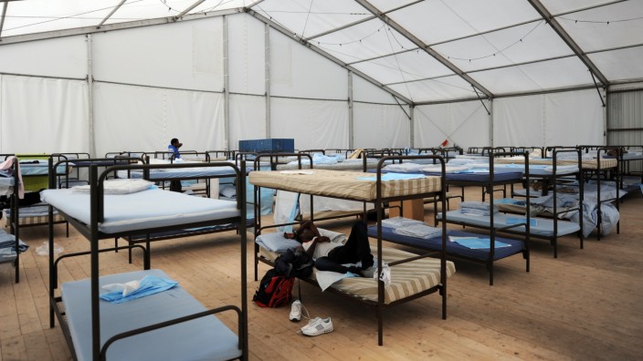 Erstaufnahme von Flüchtlingen: Im Zeltlager "The Tent" im Kapuzinerhölzl kommen momentan bis zu 230 Flüchtlinge unter.