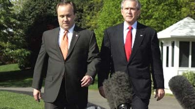 Memoiren des Ex-Präsidentensprechers: Scott McClellan mit George W. Bush am 19. April 2006 bei der Bekanntgabe seines Rücktritts als Präsidentensprecher.