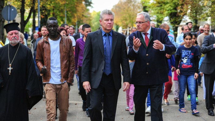 Christoph Hillenbrand (rechts) ist derzeit im Dauereinsatz: Am Freitag begleitete er Dieter Reiter bei dessen Besuch in der Bayernkaserne.