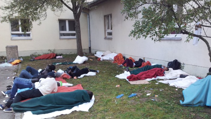 Flüchtlinge in München: Zimmer belegt: Flüchtlinge lagern im Freien vor der Bayernkaserne in München. Nicht einmal Decken haben alle.