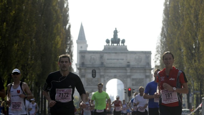 Kultur und Freizeit: Beim München-Marathon 2015 wuselten mehr als 20 000 Läufer durch die Stadt.