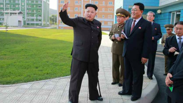 Nordkoreas Diktator: Nordkorea: Machthaber Kim Jong Un zeigt sich bei der Besichtigung eines neuerrichteten Wohnkomplexes in Pjöngjang.