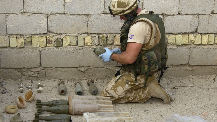 Irak: Irak im Jahr 2006: Ein britischer Soldat sortiert (konventionelle) Munition, die bei einer Durchsuchung entdeckt worden war. US-Soldaten mussten einem Bericht zufolge die Entdeckung von Chemiewaffen verheimlichen.