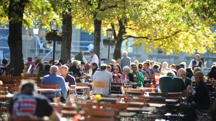 Sommerwetter im Oktober: In München dürften am Wochenende die Biergärten wieder voll werden. Meteorologen rechnen mit Temperaturen bis zu 25 Grad.