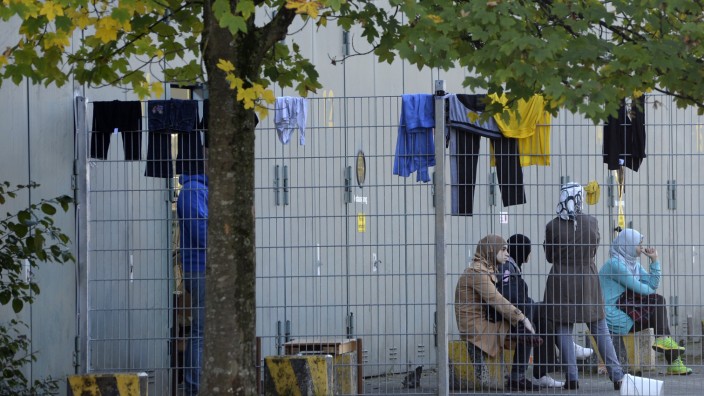 Flüchtlinge in der Münchner Bayernkaserne: Leben hinterm Zaun: Die Situation vieler Flüchtlinge wie hier in der Bayernkaserne ist trostlos. Nun soll die Hilfe Freiwilliger koordiniert werden.