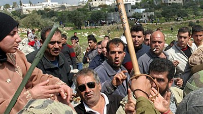 Palästinenser und Israel: Nicht nur ein Volk ohne Land, sondern auch intern gespalten: Palästinenser demonstrieren in Israel gegen den Bau der israelischen Sicherheitsmauer. (Archivbild)
