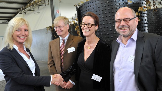 Erding: Heidi Huber-Kamm (mitte links) und Paul Kamm (rechts) begrüßten Ministerin Ulrike Scharf (links) in der Firma Huber Technik.