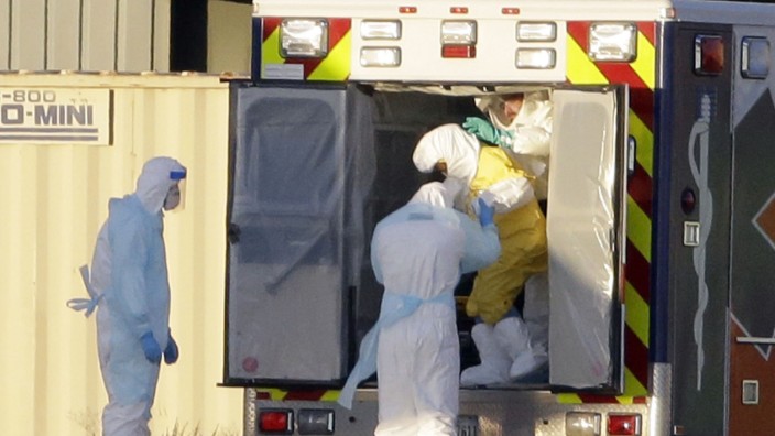 Ebola in den USA: Texas, USA: Medizinisches Personal begleitet die mit Ebola infizierte Krankenschwester Nina Pham.