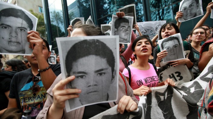 Student protest in front of Mexican General Attorney headquarters