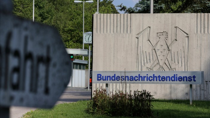 BND-Roman: Die Einfahrt zum Gelände des Bundesnachrichtendienstes (BND) in Pullach im Landkreis München.