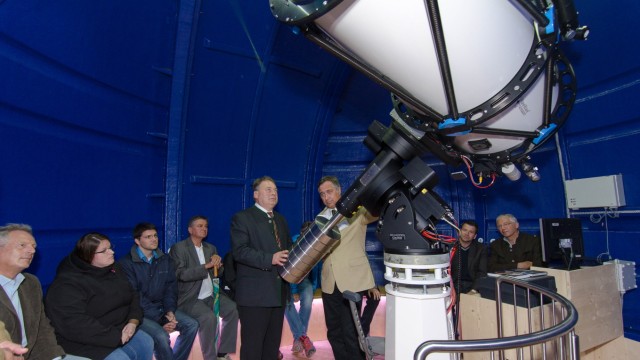 Sternwarte Königsdorf: Minister Helmut Brunner (stehend, links) ließ sich von Christian Müller (stehend, rechts) das Teleskop in der neuen Sternwarte erläutern.