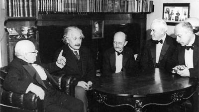 Max Planck: Max Planck (mitte) 1928 im Kreis berühmter Kollegen: Walther Nernst, Albert Einstein, Max Planck, Robert Millikan und Max von Laue (von links).