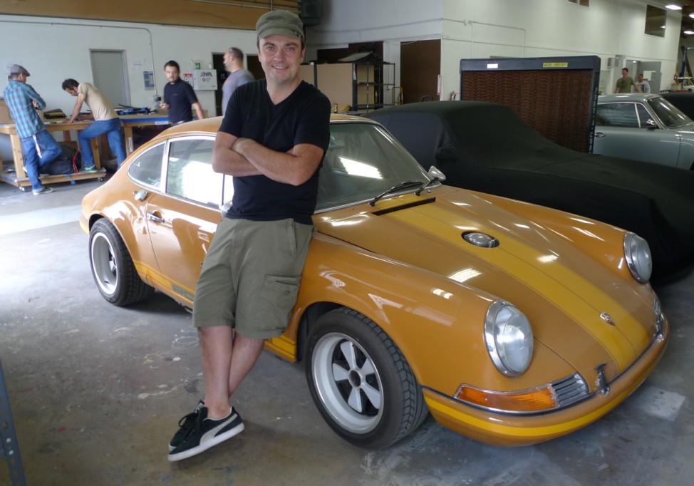 Rob Dickinson an einem Singer Porsche