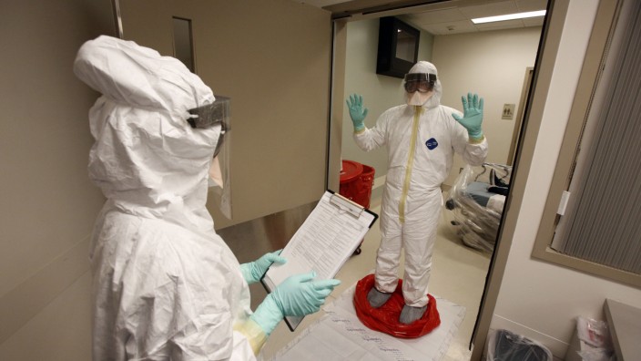 Nach Ansteckung: Die amerikanische Gesundheitsbehörde CDC hat neue Schutzmaßnahmen für Pfleger erlassen, die mit Ebola-Patienten in Kontakt kommen.