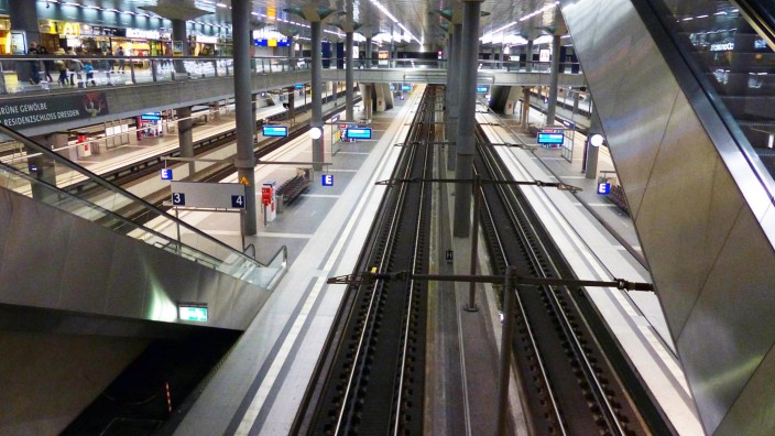 _141019 wpBerlin am Sonntagabend nach 19 00 h waren die Bahnsteige des Berliner Hauptbahnhofs fast