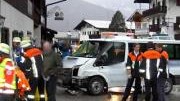 Berchtesgaden: Schwerer Unfall: Ein Auto ist in Oberau in eine Hochzeitsgesellschaft gerast.